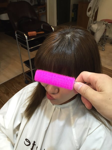 くるんっと前髪カーラーをモデルさんに使ってみたらいい感じだった