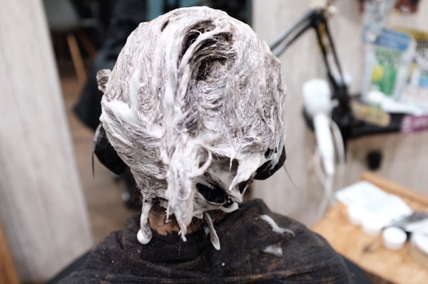 【大阪 今里 梅田茶屋町】大人世代の白髪でくせ毛のお客様にFlowers（フラワーズ）のシャンプーを体験してもらい髪質を変えてみた！