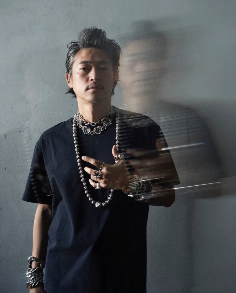 「GDCコラボTシャツを着用した窪塚氏のシンプルコーデの例」