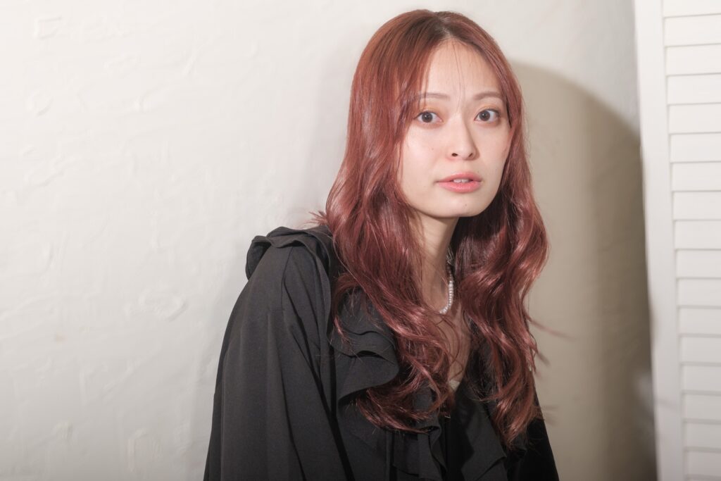 「広がっていた髪をケアしてまとまりが出たカラー後の状態」