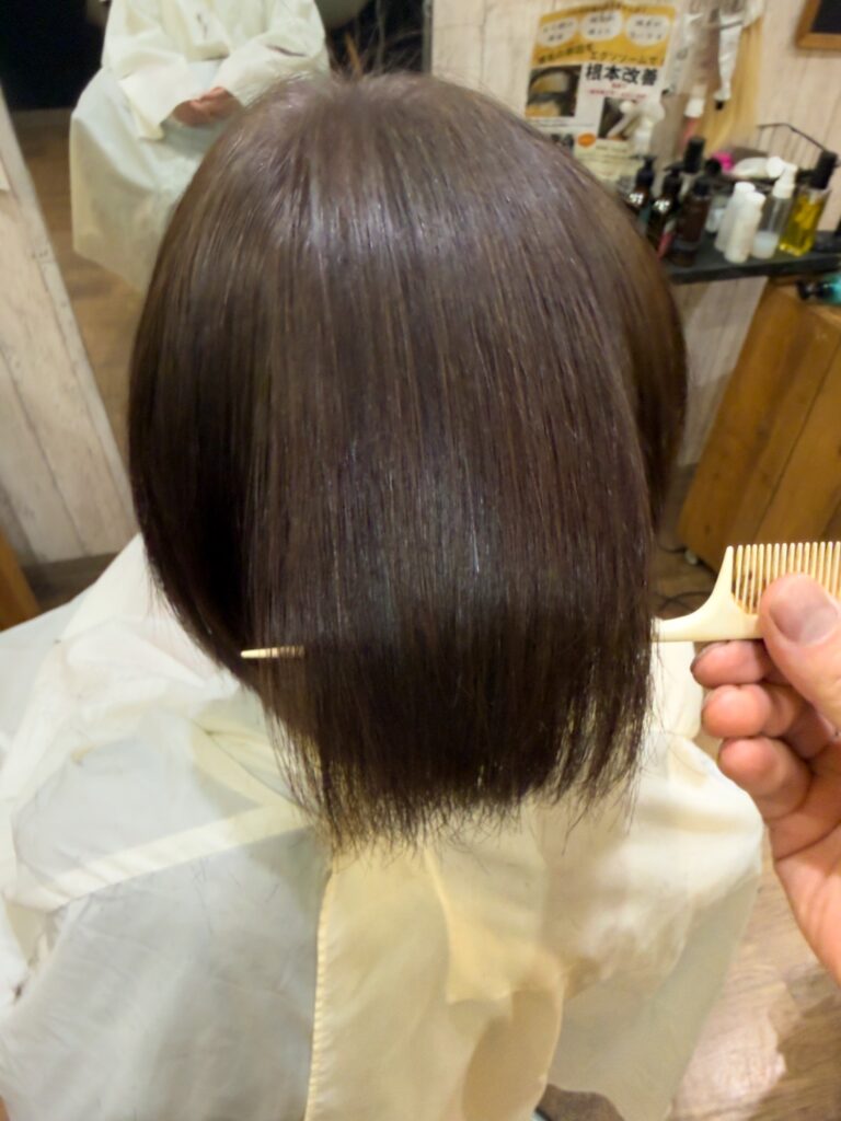 今里で縮毛矯正後の仕上がり まとまりとツヤのある髪