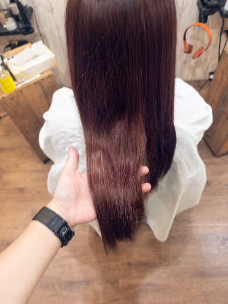 「パサついた髪をカラーとトリートメントで整えたツヤのある仕上がり」