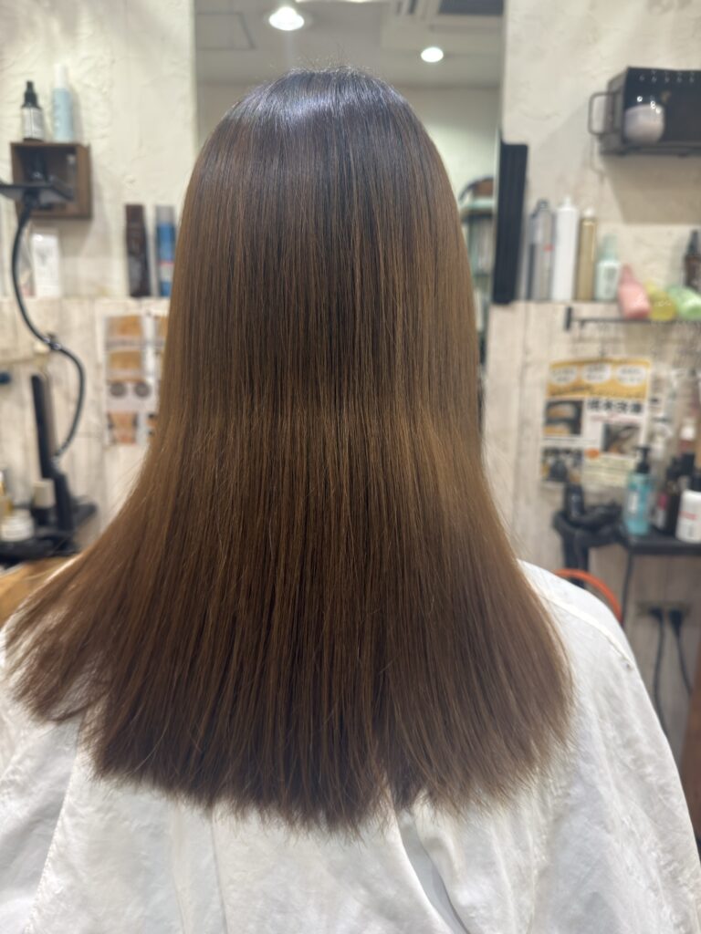 カラー施術前の褪色した髪の毛