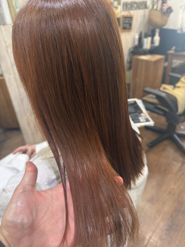 サロンのシャンプーで洗いオレンジ系のカラーを入れた髪の毛。トリートメントはなし