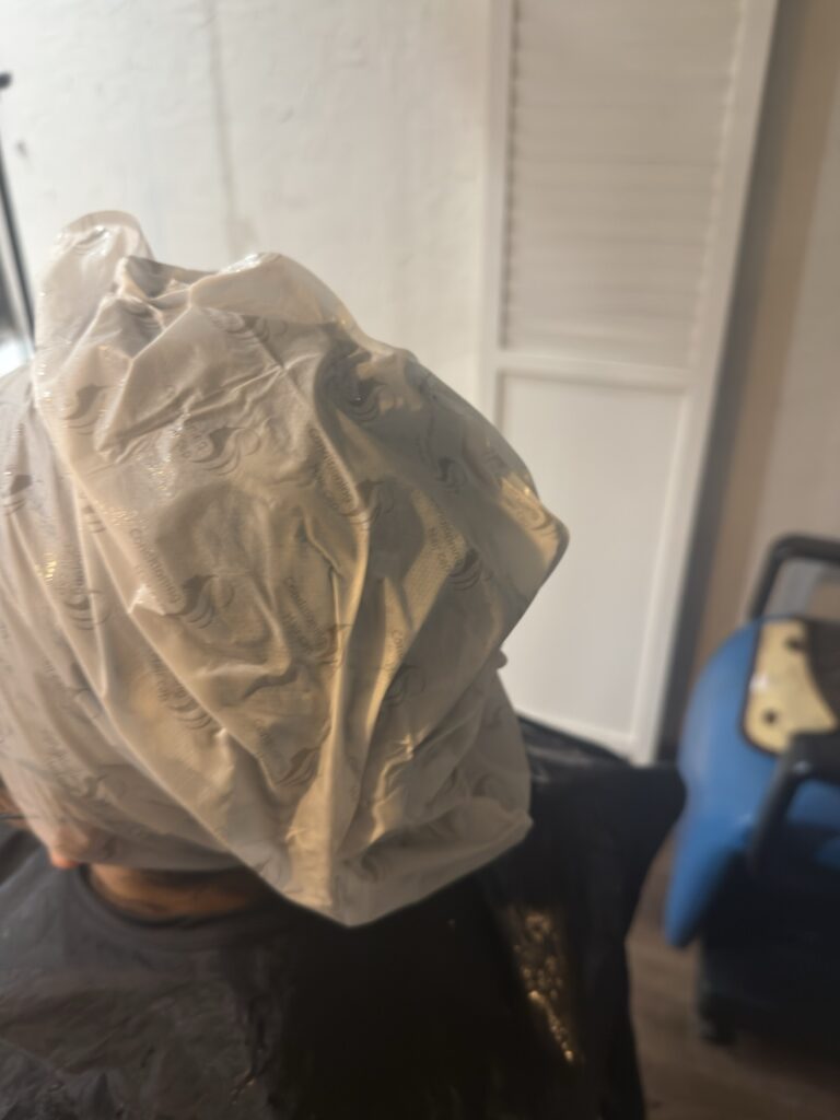 HAUヘアパックをつけてテープで固定している画像