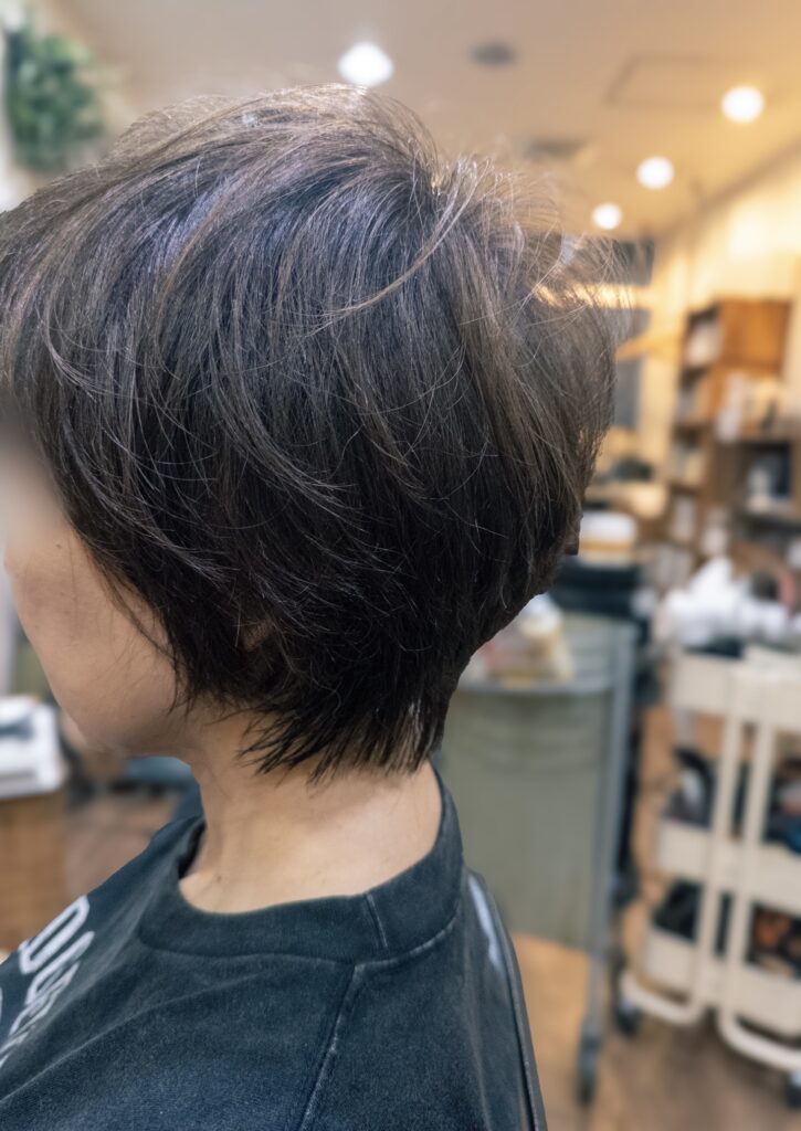 エイジング毛で矯正をやめてショートにしているお客様