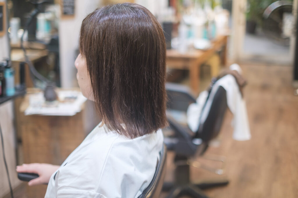 カットして少しレイヤーを入れて、何もつけてないスタイルの横顔