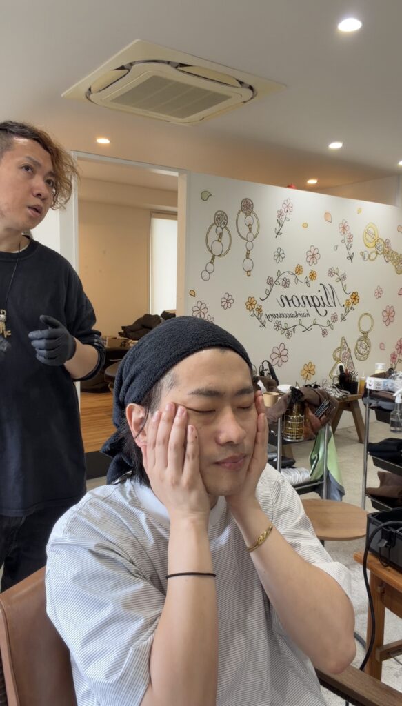 広島のサロンで顔のケアの体験に合わせて手順やケアについて説明している様子
