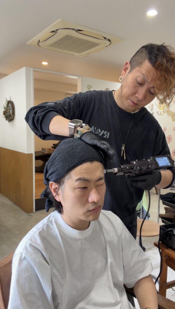 広島の新規導入サロンで顔のケアを体験していただきながら施術の手順を伝える様子